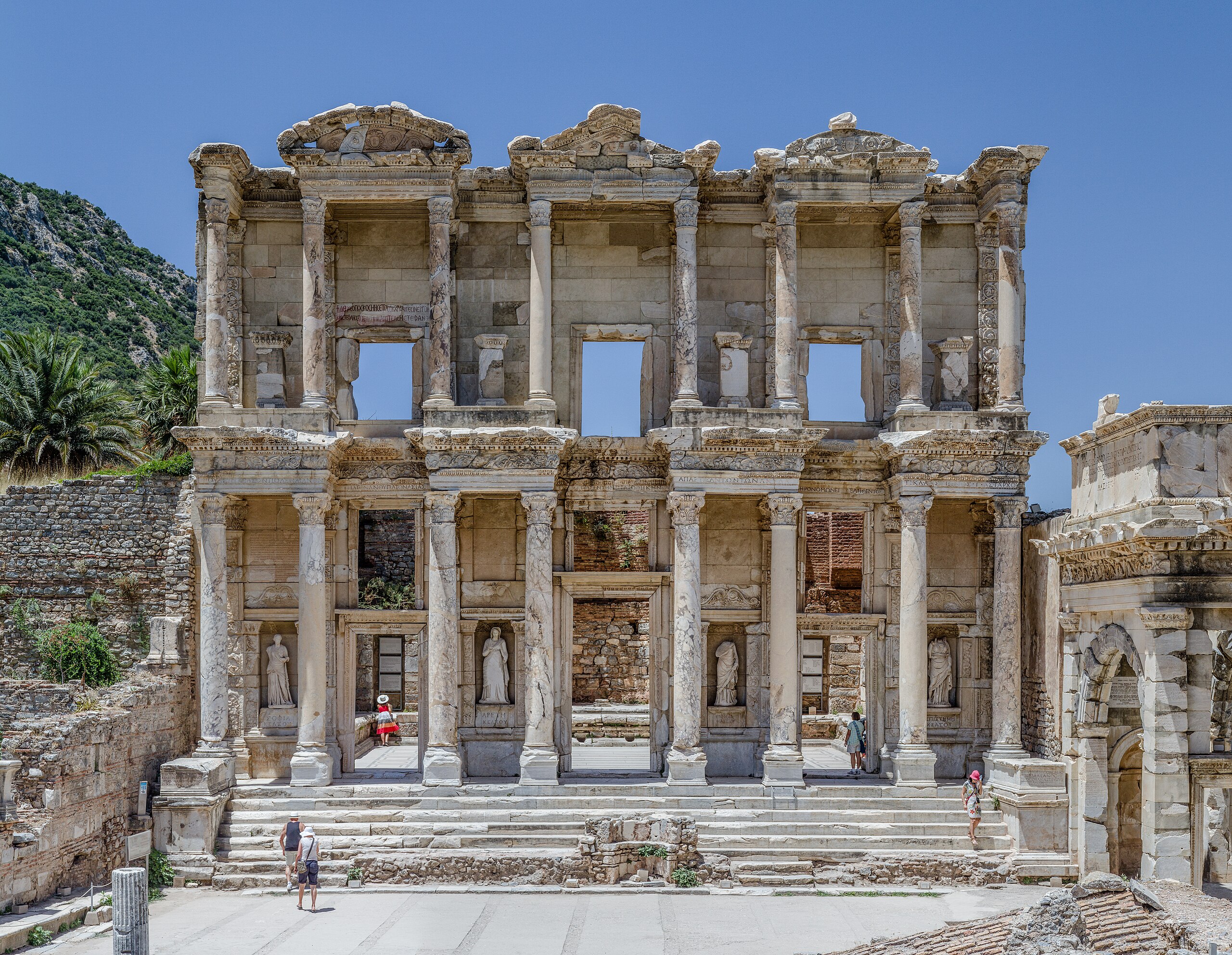 Köy'ün yakınlarındaki antik kent Efes